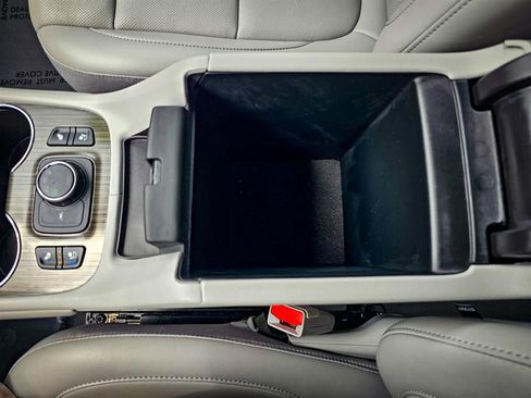 Certified 2023 GMC Acadia SLT w/ Preferred Package image 34