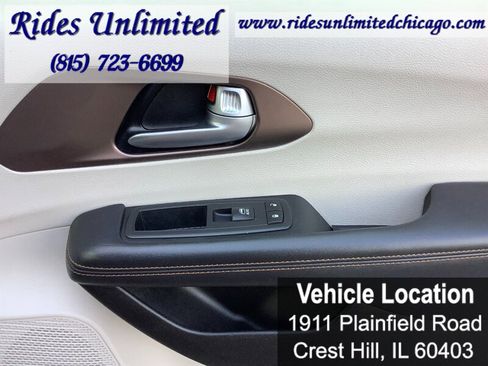 Used 2017 Chrysler Pacifica Touring-L Plus w/ Advanced Safetytec Group FWD image 19