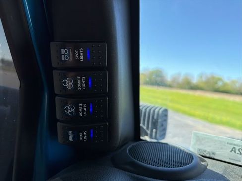 Used 2015 Jeep Wrangler Unlimited Rubicon w/ Connectivity Group AWD/4WD image 15