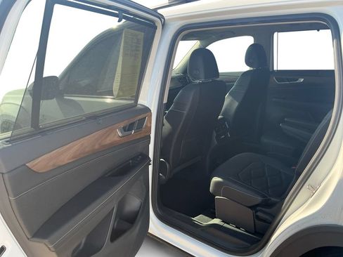 Used 2025 Volkswagen Atlas SE AWD/4WD image 23