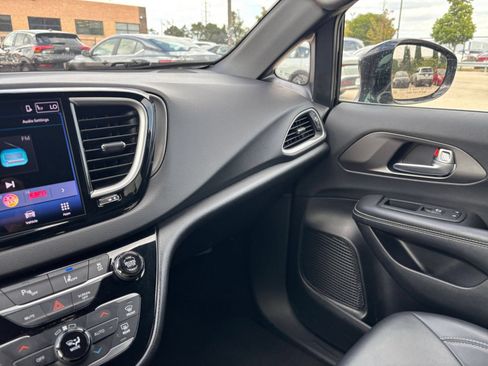 Used 2025 Chrysler Pacifica Select FWD image 37