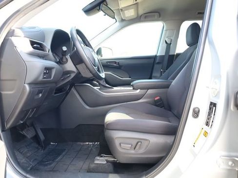 Used 2024 Toyota Highlander LE image 9