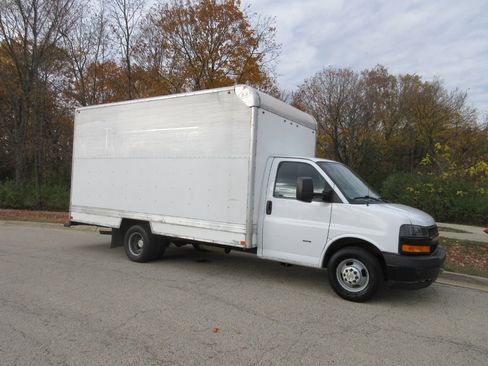 Used 2018 Chevrolet Express 3500 w/ Driver Convenience Package image 3