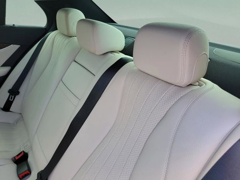 Used 2017 Mercedes-Benz E 300 4MATIC image 9