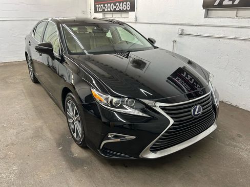 Used 2017 Lexus ES 300h Sedan w/ Luxury Package image 2