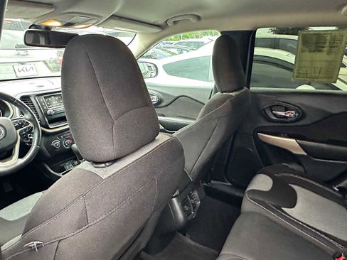 Used 2018 Jeep Cherokee Latitude w/ Altitude Package FWD image 22