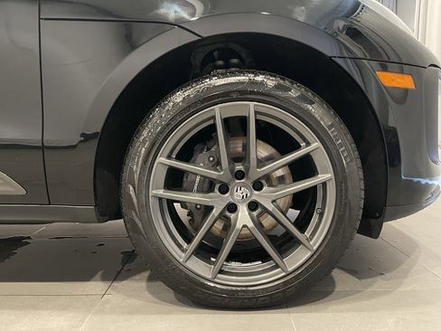 Used 2024 Porsche Macan image 11