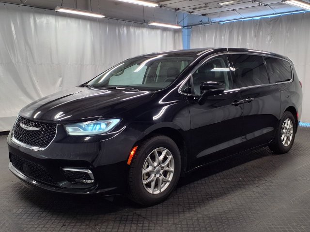 Used 2024 Chrysler Pacifica Touring-L FWD image 4
