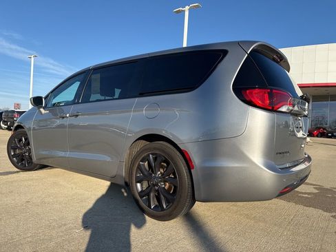 Used 2020 Chrysler Pacifica Touring w/ S Appearance Package image 5