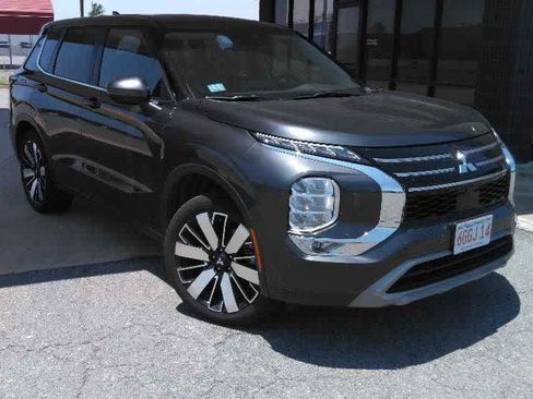 Used 2025 Mitsubishi Outlander SE AWD/4WD image 1