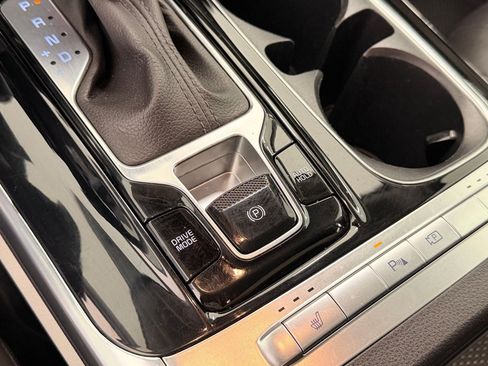 Used 2022 Kia Carnival EX image 19