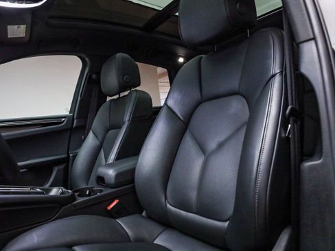 Certified 2025 Porsche Macan image 5