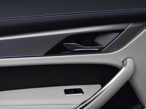 Certified 2025 Jaguar F-PACE R-Dynamic S image 15