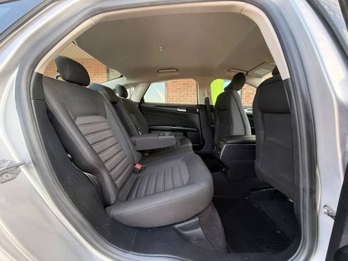 Used 2019 Ford Fusion SE FWD image 12
