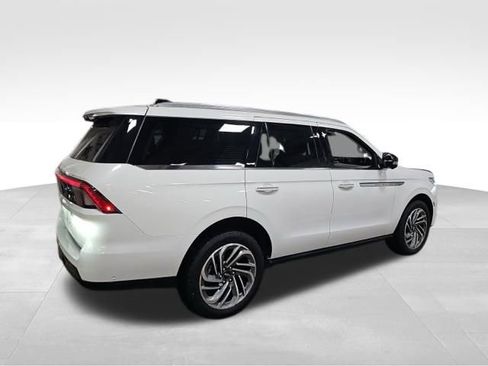 Used 2025 Lincoln Navigator Reserve image 7