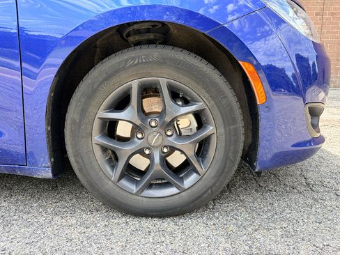 Used 2020 Chrysler Pacifica Touring-L FWD image 10