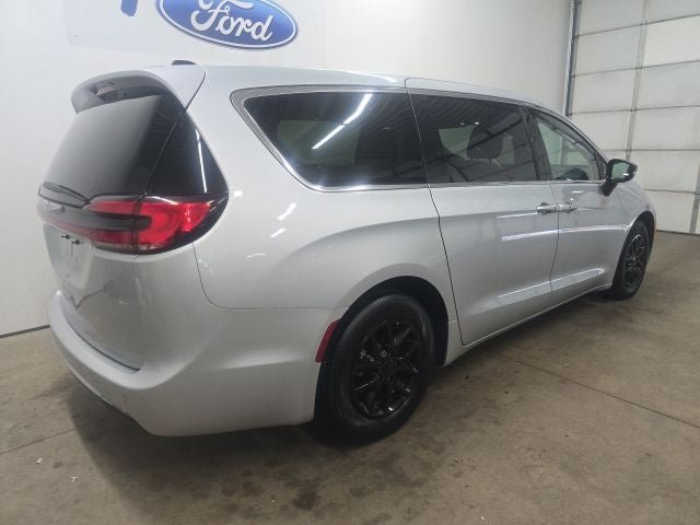 Used 2024 Chrysler Pacifica Touring-L FWD image 9