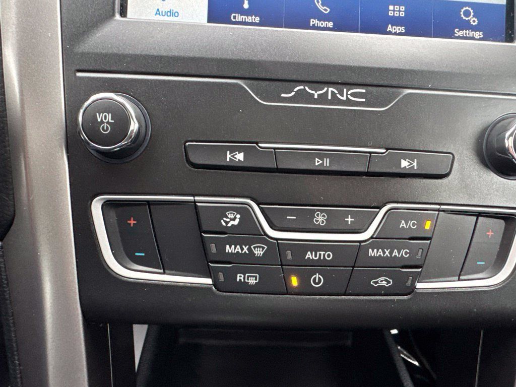 Used 2020 Ford Fusion SE FWD image 20