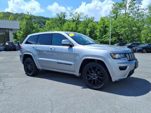 Used 2019 Jeep Grand Cherokee Altitude AWD/4WD image 15