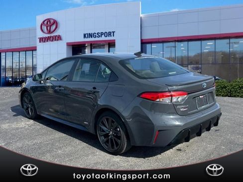 Used 2025 Toyota Corolla SE w/ SE Premium Package image 3