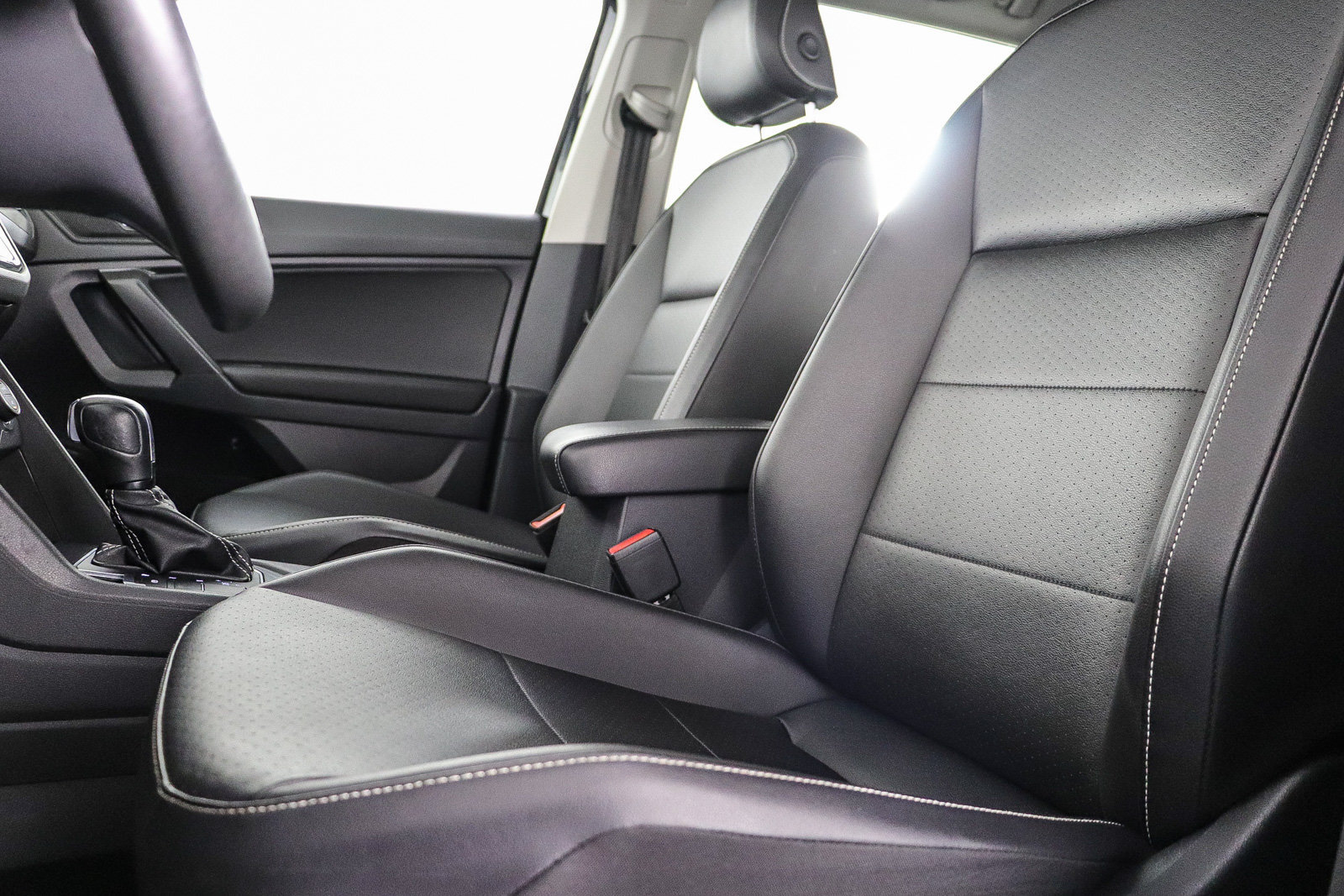 Used 2021 Volkswagen Tiguan SE w/ Panoramic Sunroof Package FWD image 23