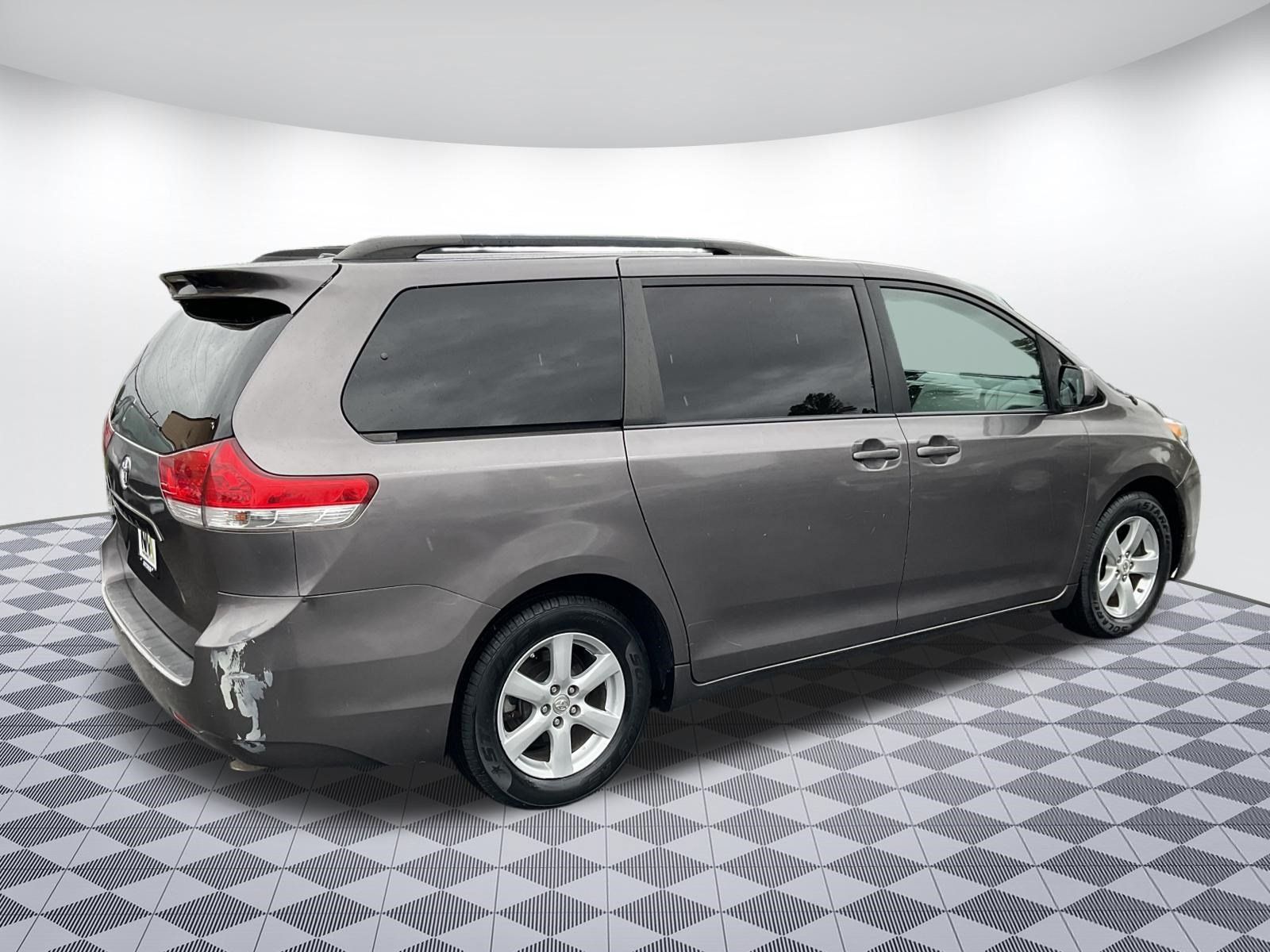 Used 2012 Toyota Sienna LE w/ Towing Pkg FWD image 3