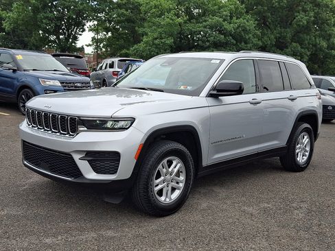 Used 2023 Jeep Grand Cherokee Laredo AWD/4WD image 3