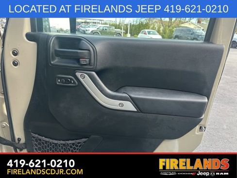Used 2017 Jeep Wrangler Unlimited Rubicon w/ Connectivity Group AWD/4WD image 16