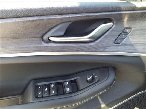 New 2022 Jeep Grand Cherokee Limited 4xe w/ Luxury Tech Group II image 18