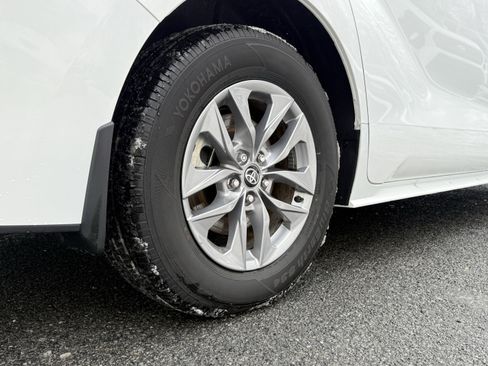 Used 2025 Toyota Sienna LE image 12