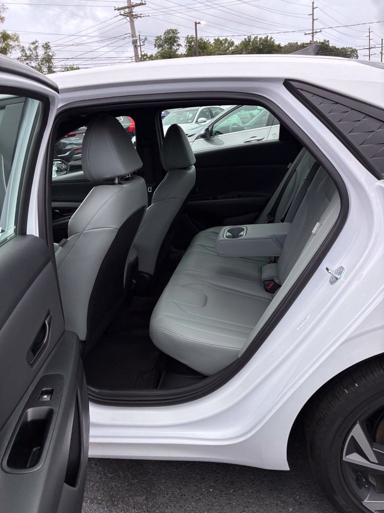 Certified 2025 Hyundai Elantra Limited FWD image 23