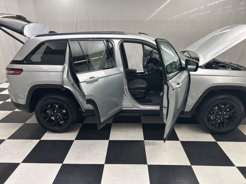 New 2025 Jeep Grand Cherokee Altitude AWD/4WD image 17