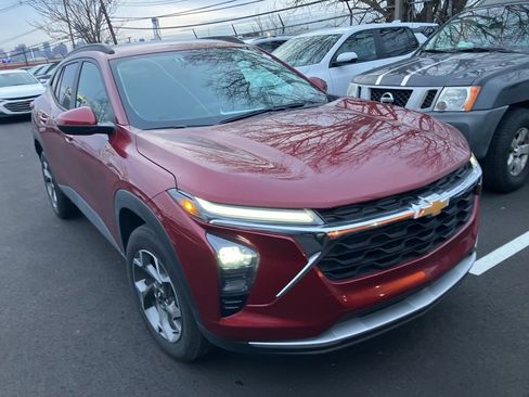 Used 2025 Chevrolet Trax LT w/ LT Convenience Package image 2