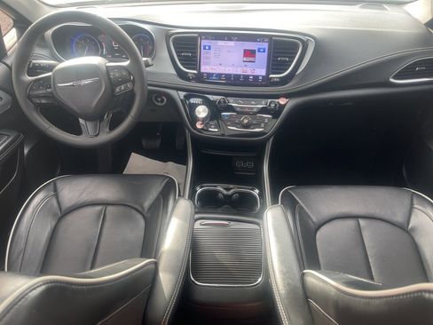 Used 2025 Chrysler Pacifica Limited image 26