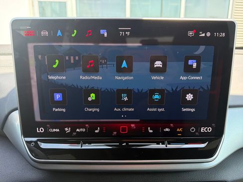 Certified 2025 Volkswagen ID.4 Pro AWD/4WD image 20