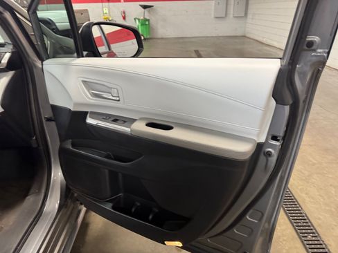 Used 2026 Toyota Sienna XLE FWD image 18