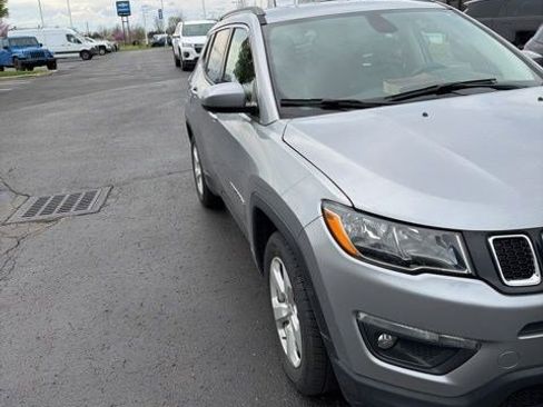 Used 2018 Jeep Compass Latitude image 2