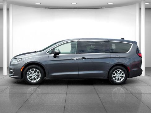 Used 2023 Chrysler Pacifica Touring-L FWD image 4
