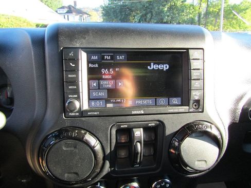 Used 2017 Jeep Wrangler Unlimited Sahara image 17