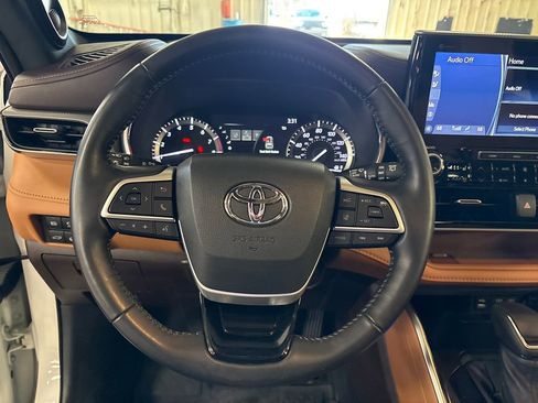 Used 2022 Toyota Highlander Platinum image 19