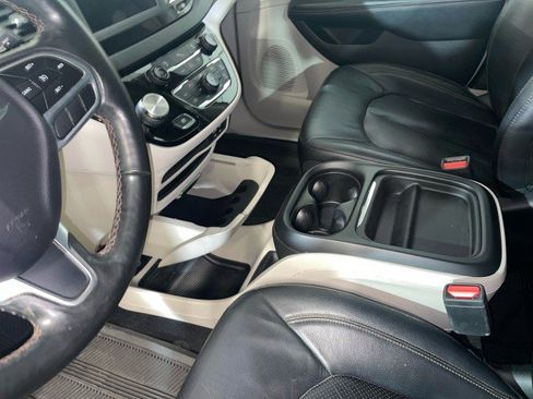 Used 2019 Chrysler Pacifica Touring-L image 29