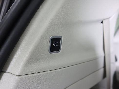 Used 2024 Chrysler Pacifica Touring-L image 49