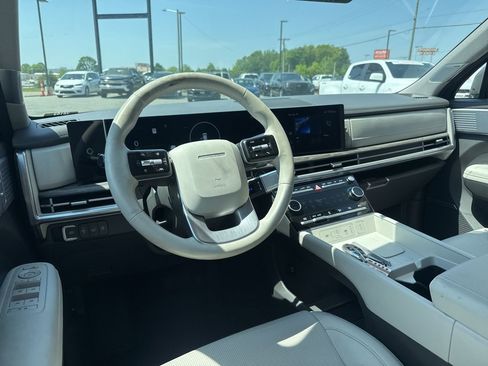 Used 2025 Hyundai Santa Fe Limited FWD image 5