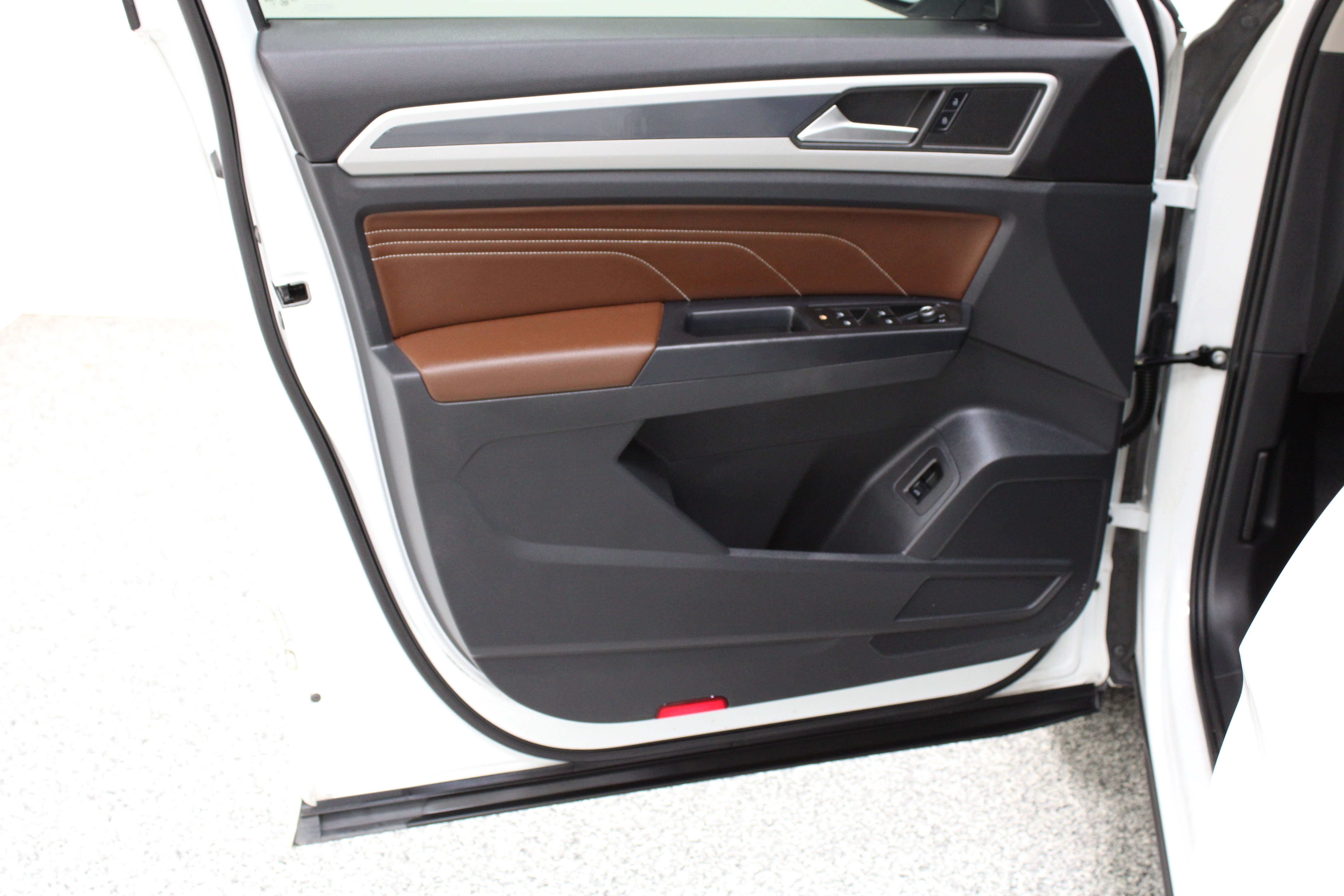 Used 2021 Volkswagen Atlas SE w/ Panoramic Sunroof Package FWD image 12