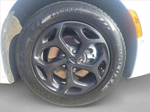 Used 2024 Chrysler Pacifica Limited image 21