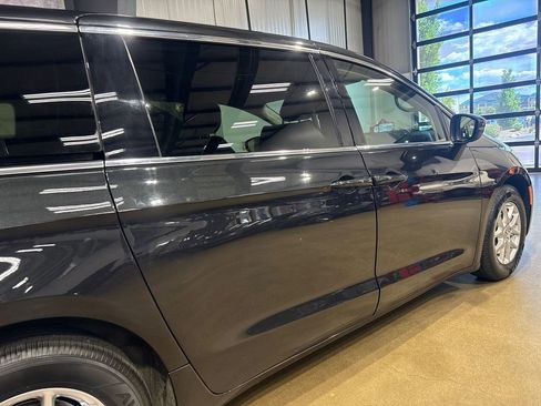 Used 2023 Chrysler Pacifica Touring-L FWD image 33