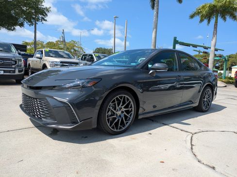Used 2025 Toyota Camry SE FWD image 7