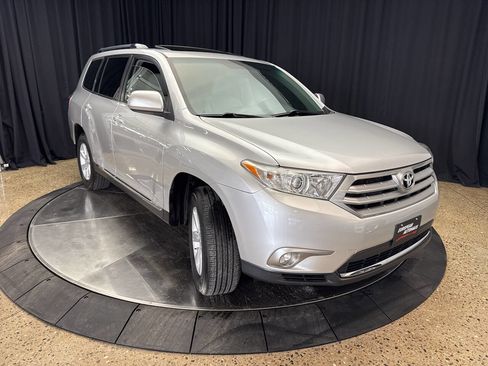Used 2012 Toyota Highlander SE w/ Tow Pkg image 16