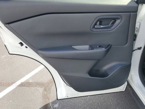 Used 2024 Nissan Rogue S image 23