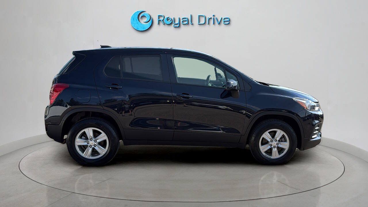 Used 2022 Chevrolet Trax LS w/ Tint and Cruise Package AWD/4WD image 7